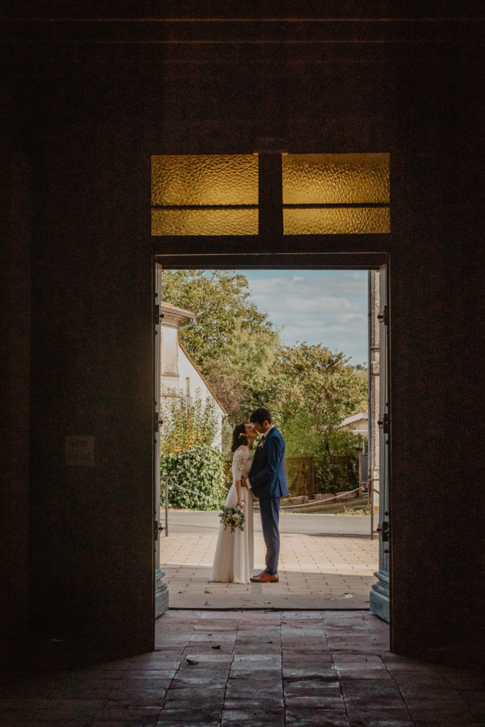 Devant l'église de Cubnezais, pour le mariage d'A et M