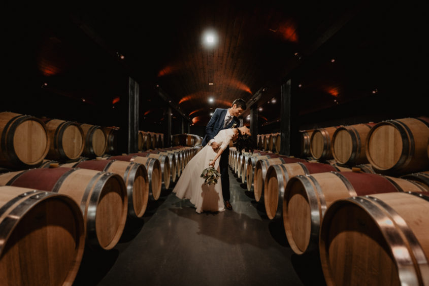 Séance couple pour le mariage d'A et M dans le chais à barrique du Chateau de la Bertinerie