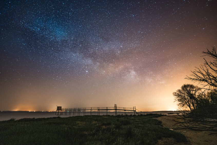 Voie lactée au dessus de l'estuaire de la Gironde, France