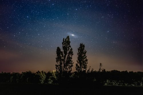 Andromède (Port Marant, 17) M31 est un objet du ciel parmi les plus connus des astronomes amateurs. Cette galaxie, aussi connue sous le nom d’Andromède, se trouve dans la constellation du même nom. C’est la galaxie spirale la plus proche de la nôtre, située à 2,55 millions d’années-lumière du soleil. Elle fait ainsi partie des objets les plus brillants et les plus gros du ciel. Sa taille apparente est 6 fois plus grande que celle de la pleine lune. Alors même que tout le monde a déjà contemplé la lune, plus rare sont les personnes à avoir observé Andromède, pourtant visible à l’oeil nu. Ce jour là, elle s’est montrée de minuit à 5h du matin.