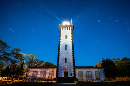 Tempête d’étoiles au dessus du phare de grave (Le Verdon, 33) Le solitaire qui éclaire la nuit doit avoir la tête qui tourne… Ce filé d’étoiles réalisé à l’aube, permet d’observer un ciel d’un bleu beaucoup plus clair que celui de la nuit, mais bien plus intense que celui du jour. Même si ces conditions ne sont pas optimales pour l’observation et les photos de ciel nocturne, ce moment si particulier est apprécié des photographes pour son bleu caractéristique et la profondeur que cela donne aux images. Cette période qui ne dure qu’une vingtaine de minutes précède le lever et suit le coucher du soleil s’appelle l’heure bleue.
