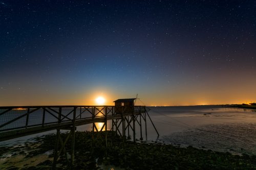 Lever de lune (Phare de Richard, 33) Phénomène moins connu mais tout aussi récurant que le levé de soleil, le lever de lune et sa splendeur. Lorsque la lune se lève et franchi l’horizon, sa luminosité reste faible. C’est à cet instant que la photo a été prise, où l’on peut profiter encore quelques instants de la lueur des étoiles. Quand elle sera plus haute dans le ciel et brillera davantage, sa luminosité fera disparaitre une grande partie des étoiles. En contre partie, elle éclairera également le sol pour faire des photos presque comme en plein jour, ou pour se laisser aller à une petite balade nocturne guidée par ses rayons.