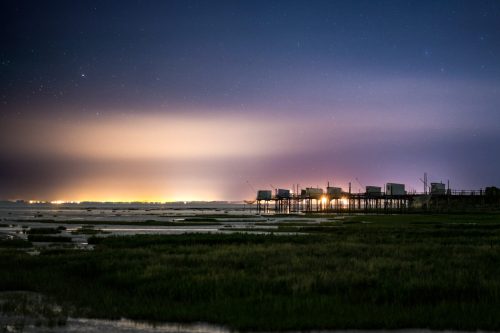 Pollution lumineuse et nuages (Port Marant, 17) Même si le ciel semble entièrement dégagé, la moindre petite brume vient en obstruer une partie, refléter la pollution lumineuse et masquer les étoiles. Plus que jamais, la préservation du ciel nocturne, allant de paire avec la préservation de la biodiversité de la nuit et la réduction de notre consommation d’énergie est un des grands combats de notre décennie.